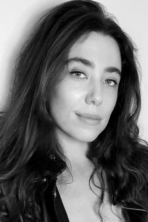 Hannah-Lee Osborn as Anna's Aunt