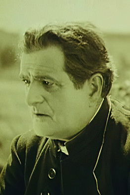 Henri Duval as Le vieux médecin