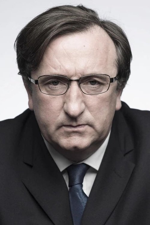 Gary Lydon as Chief Guard