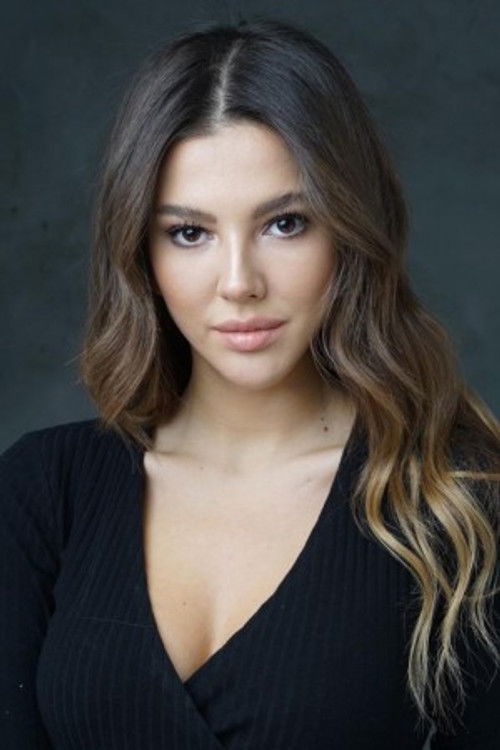 Rüya Coriç as Esra