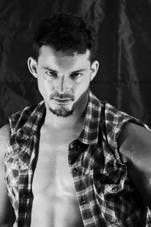 Juan Francisco Selles as Carlos