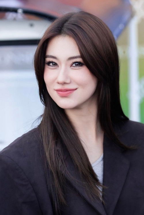 Lorena Schuett as 'Wadee' Ratchawadee