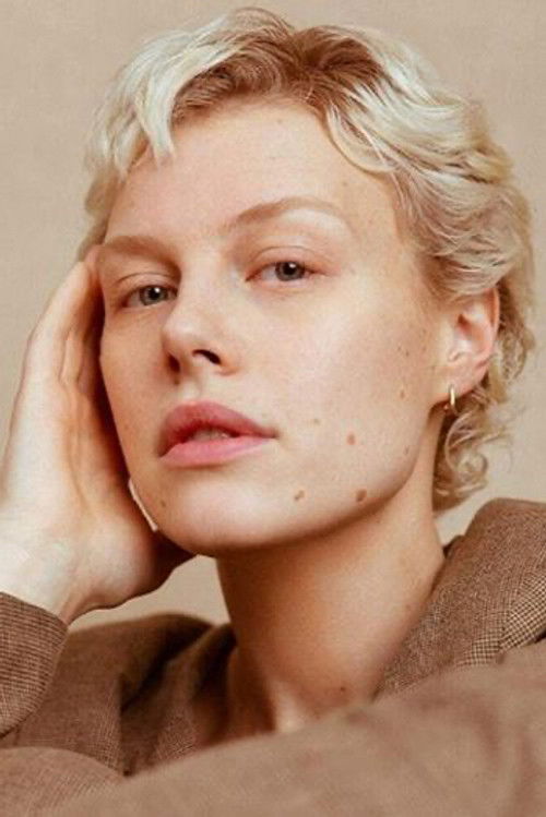 Hannah van der Westhuysen as Cécile Volanges