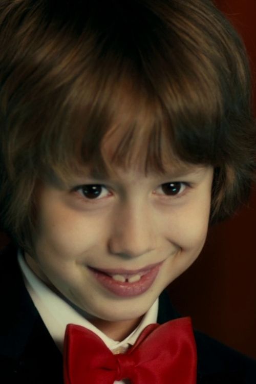 Gabriel Ángel Delgado as León