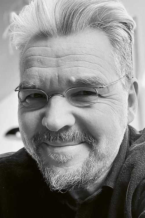 Martin Baltscheit as Herr Bones (voice)