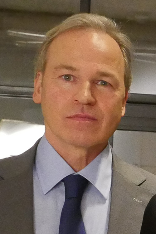 Adrian Frieling as Elvis