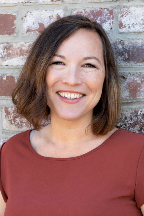 Sarah Liu as Masseurin