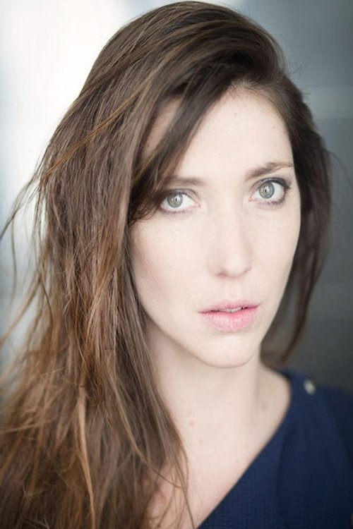 Zoé Bruneau as Social Worker