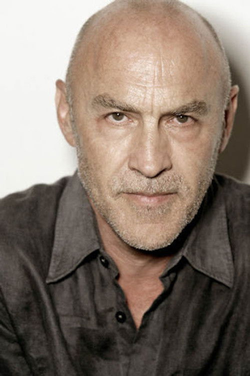 Eugenio Barona as Capitán