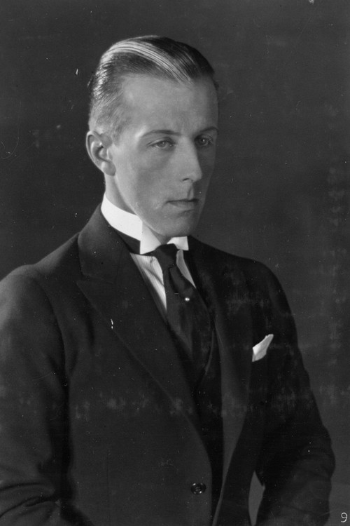 Carl von Haartman as Lt. Franz Geyer