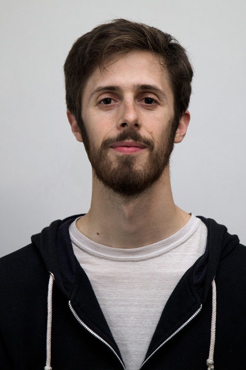 Matias Azcuaga as Vendedor inmobiliario