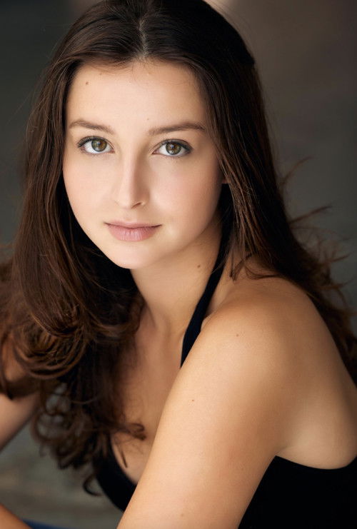 Dilay Akcora as Dee Dee Baxter