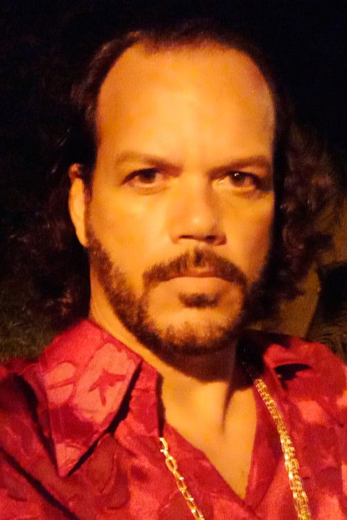 Felipe Fernandes as José Luiz