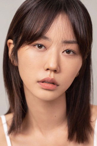 Huh Kkotbunhong as Lee Sol