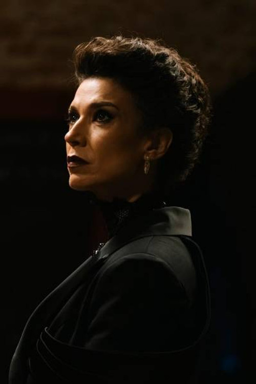 Alina Chivulescu as Helen Descamps