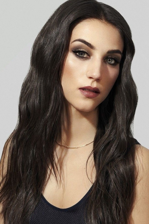 Claudia Salas as Estella