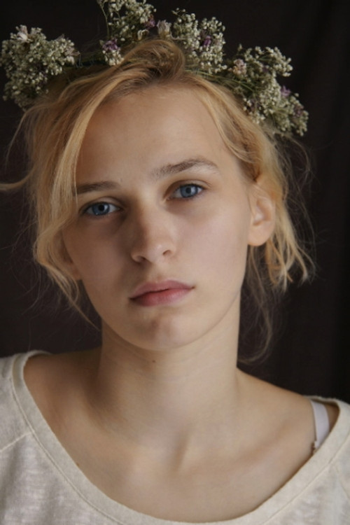 Daphné Dumons as Inès