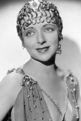 Vivian Tobin as Lola Weymouth