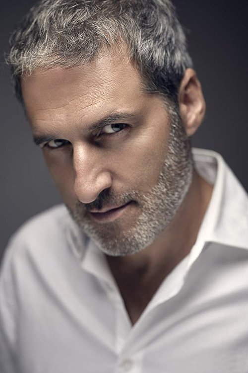 Xavi Lite as Pescador joven