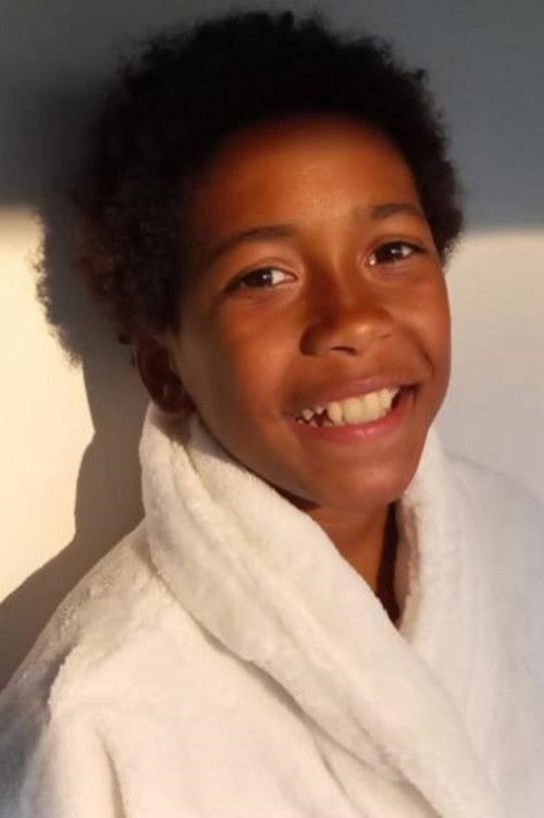 Samuel Silva as Douglas