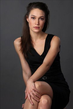 Viktoriya Raykova as Zoya / Demon