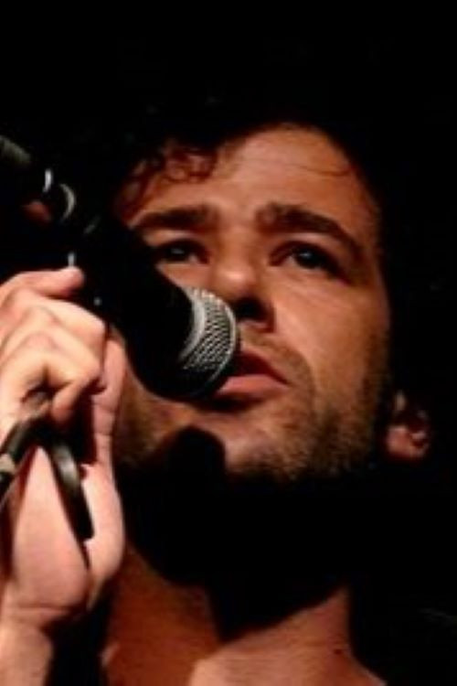 Luis Briceño as Policiers