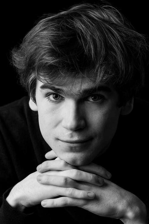 Kacper Olszewski as Mickey House