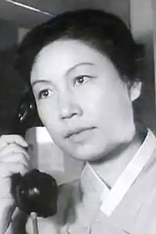 Hyo Gyong Dzo as Chon-ok Lee, wife Sen-ryur pak