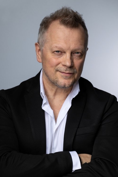 Piotr Szwedes as Czarek, kierowca Haliny