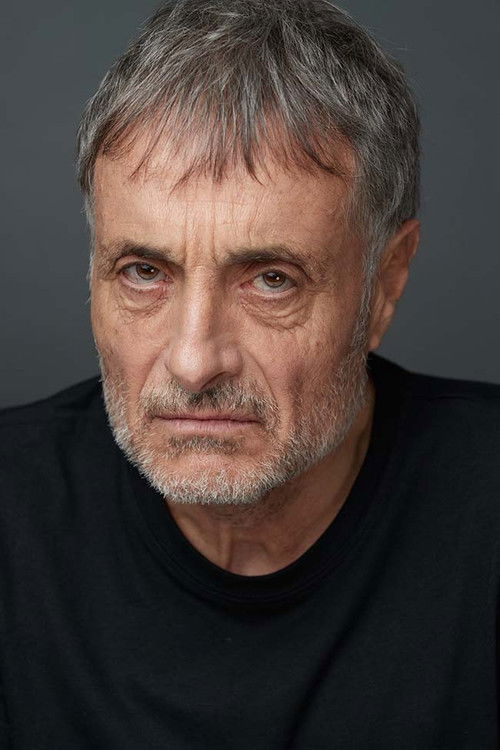 Salvador Serrano as Médico