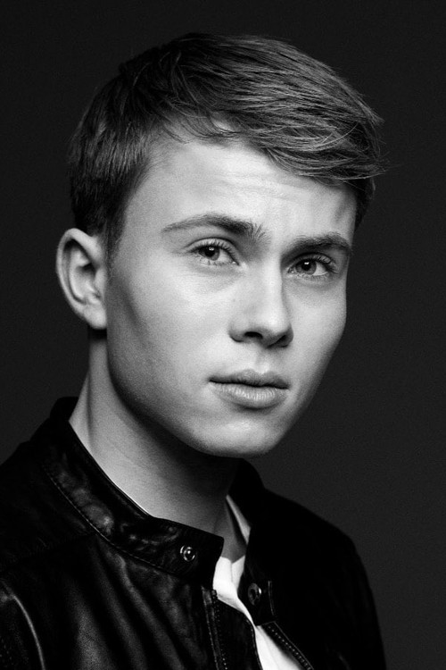 Lasse Fogelstrøm as Young guy