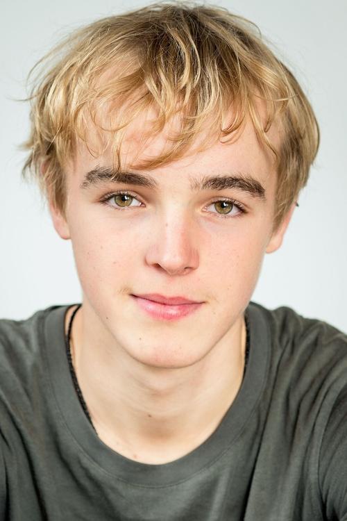 Tilman Döbler as Richard (voice)