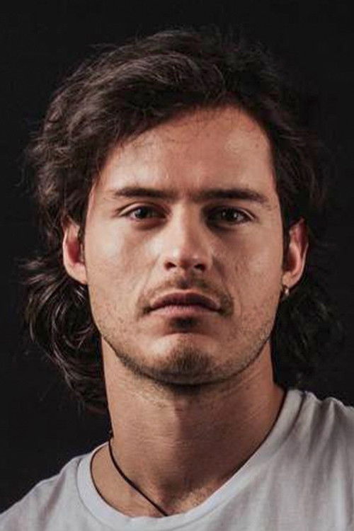 Moisés Angola as Lázaro