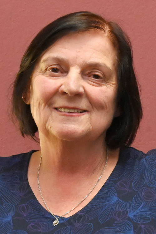 Maria Peschek as Seniorin