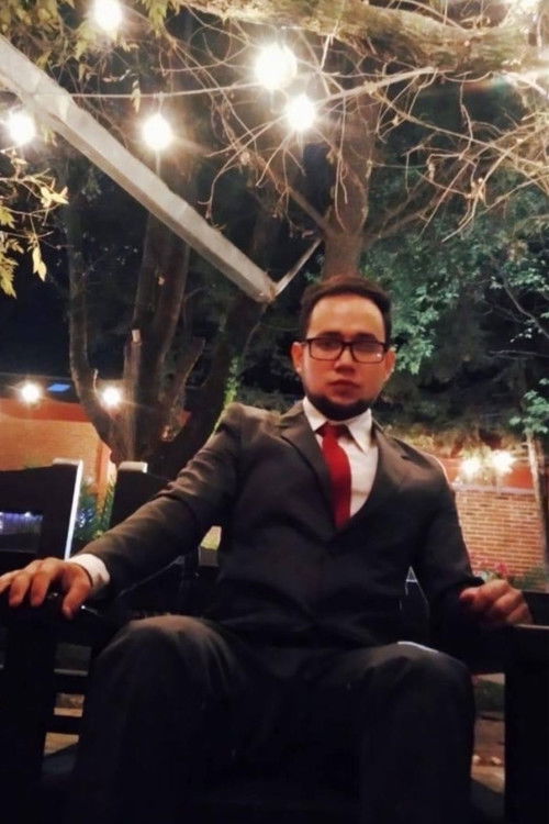 César Gómez as El Glorioso Hombre Bonito