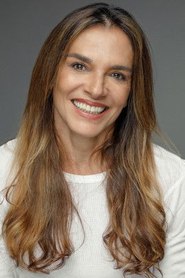 Mara Carvalho as Lourinha