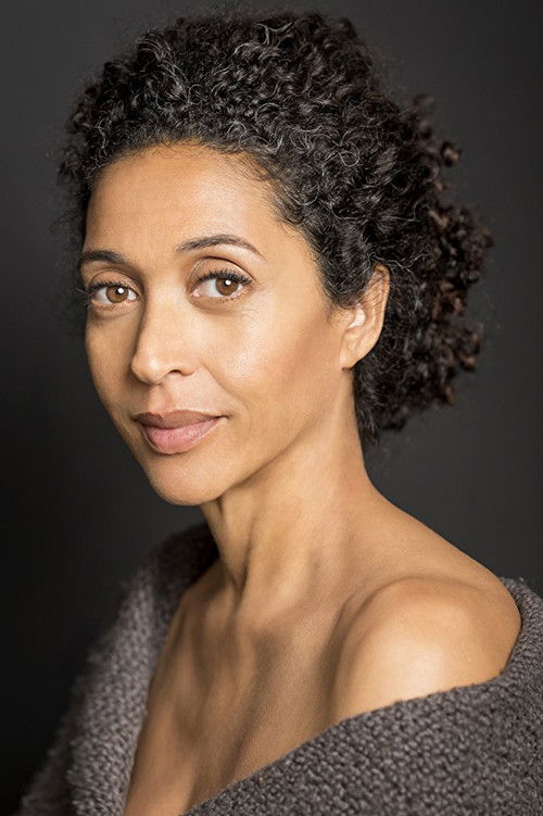 Vicenta N'Dongo as Productora