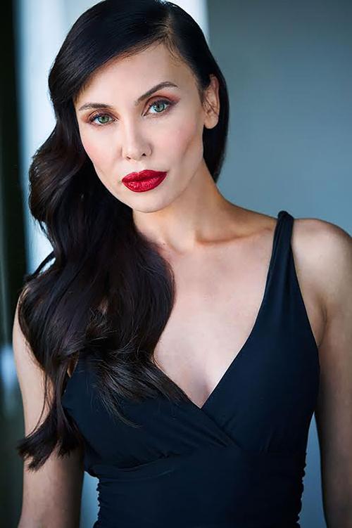 Yulia Klass as Frau in der Bar