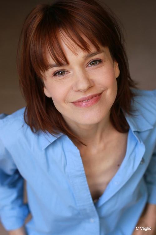 Françoise Gillard as Narrator (voice)