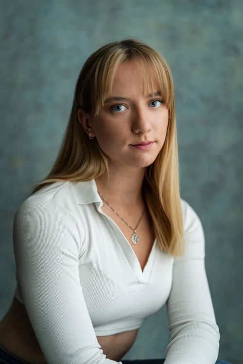 Freya Brown as Lauren