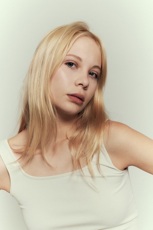 Kauane Sopchaki as Woman