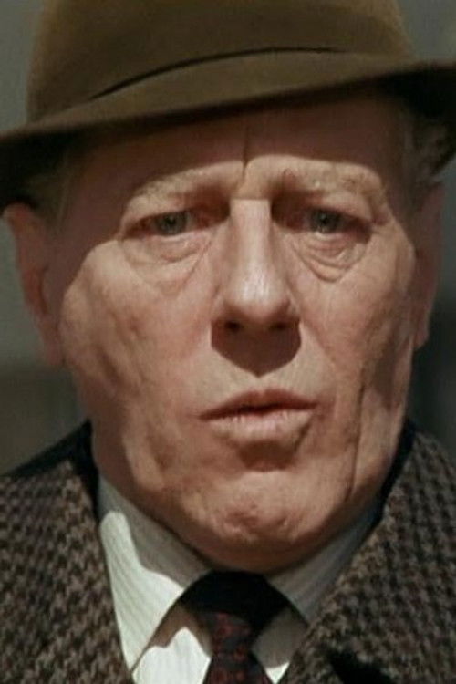 Ole Monty as Betjent