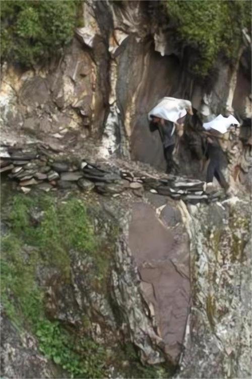 天空の一本道～秘境・チベット開山大運搬～ poster