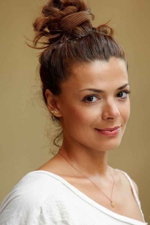 Nasrin Khusrawi as Singing Teacher