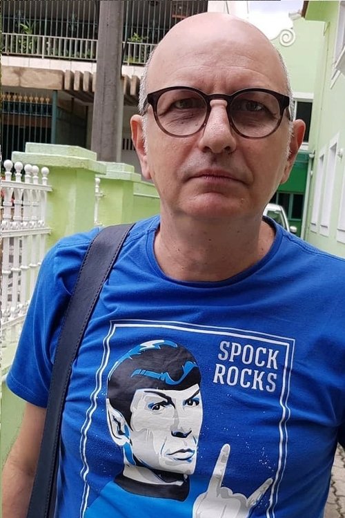 Sérgio Stern as Taxi Driver