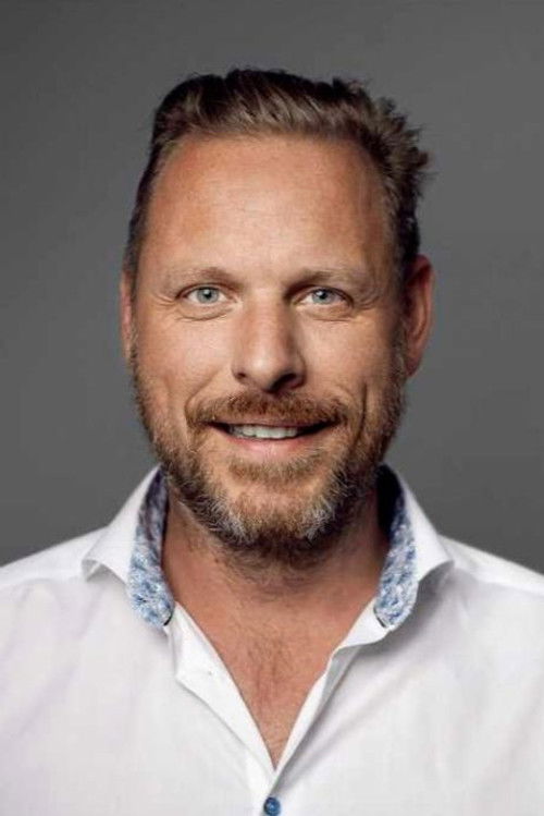 Tobias Edlev Nielsen as Ejendomsmægler