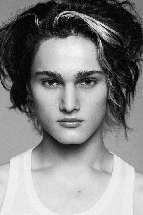 Enzo Ferrada as Tomás