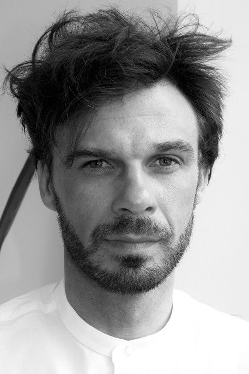 Kasper Ravnhøj as Robert