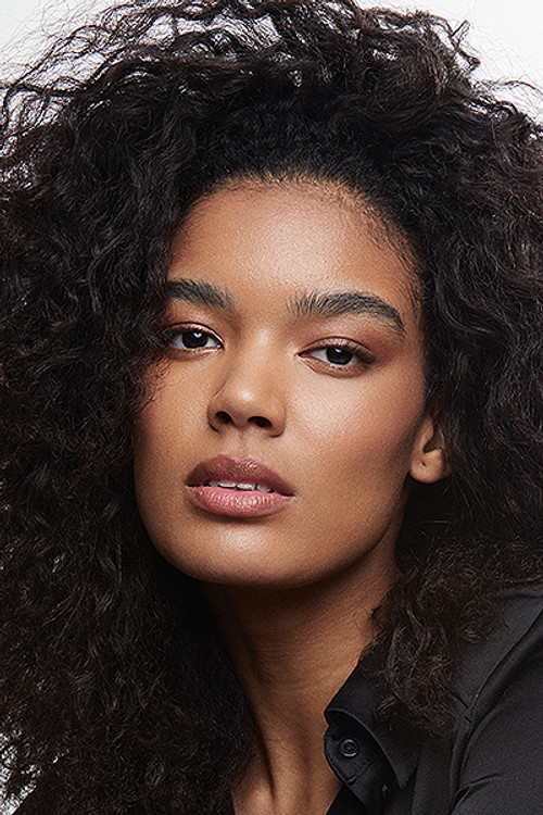 Bia Santana as Tati (Tatiana)