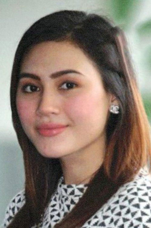 Erin Malek as Gadis kampus